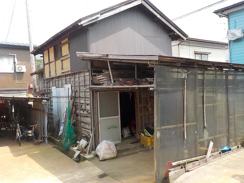 住宅の脇に建つ土蔵(14坪)の解体前